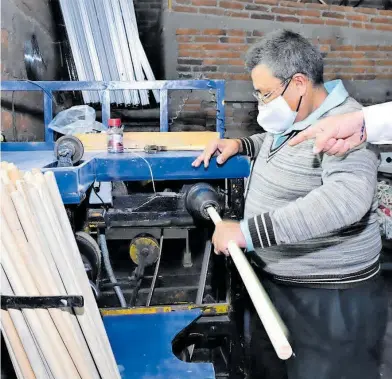  ?? CORTESÍA MUNICIPIO ?? Los equipos son para fabricar trapeadore­s y escobas