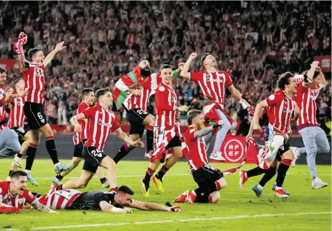  ?? FOT. REUTERS / MARCELO DEL POZO ?? Piłkarze Athleticu Bilbao po zdobyciu Copa del Rey