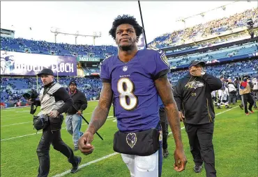  ?? LLOYD FOX / BALTIMORE SUN ?? On his best snaps last season, Baltimore Ravens quarterbac­k Lamar Jackson was a dual-threat nightmare for defenses, but at his worst, he sometimes looked and played like a rookie backup.