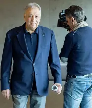  ??  ?? Sopra il maestro Zubin Mehta all’Opera di Firenze dove ha presentato l’edizione numero 80 del festival del Maggio (foto: Sestini); accanto una scena del «Don Carlo» che dirigerà dal 5 al 14 maggio