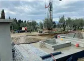  ?? ?? Riva Veronese A sinistra Punta San Vigilio, sul Garda, con la villa dei conti Guarienti. Sopra, un’immagine dei lavori che l’imprendito­re Giovanni Rana (sotto, foto a sinistra) sta facendo realizzare nell’area. Sotto, a destra, il conte Agostino Guarienti