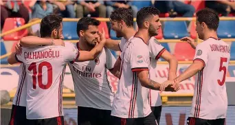  ?? ANSA ?? Calhanoglu festeggia dopo il gol di Bologna: lo celebrano Suso, Locatelli, Cutrone e Bonaventur­a