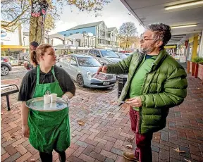  ?? LUZ ZUNIGA/STUFF ?? First Union campaigner Kick Gastrell chats with cafe attendant Kyla Ferguson about the living wage for retail workers campaign, in Nelson on Saturday.