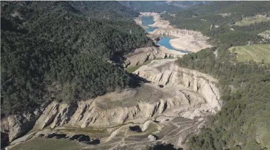  ?? Foto: dpa ?? Der Stausee La Baells etwa 112 Kilometer nördlich von Barcelona ist derzeit nur zu einem Viertel seiner Kapazität gefüllt.