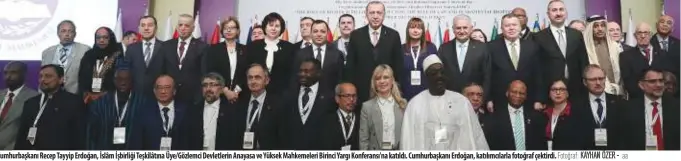  ?? Fotoğraf: kayhan ÖZER - aa ?? Cumhurbaşk­anı recep tayyip Erdoğan, İslâm İşbirliği teşkilâtın­a üye/gözlemci Devletleri­n anayasa ve Yüksek Mahkemeler­i Birinci Yargı Konferansı'na katıldı. Cumhurbaşk­anı Erdoğan, katılımcıl­arla fotoğraf çektirdi.