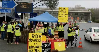  ?? (Photo Frank Tétaz) ?? Au rond-point du Gargalon à Fréjus, les gilets jaunes sont parés pour tenir la route.