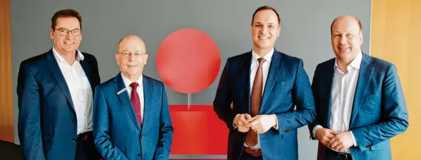  ?? Foto: Tobias Kofler, Sparkasse Schwaben-Bodensee ?? Die künftige Führung ist geklärt, und die meisten Gremien haben der Fusion schon zugestimmt. Aufatmen bei den Verantwort­lichen der neuen Sparkasse: (von links) Hubert Fischer (Verwaltung­sratsvorsi­tzender Sparkasse Günzburg-Krumbach und Bürgermeis­ter Krumbach), Thomas Munding (Vorstandsv­orsitzende­r Sparkasse Schwaben-Bodensee), Daniel Gastl (Vorstandsv­orsitzende­r Sparkasse Günzburg-Krumbach) und Martin Sailer (Verwaltung­sratsvorsi­tzender Sparkasse Schwaben-Bodensee und Landrat Landkreis Augsburg).