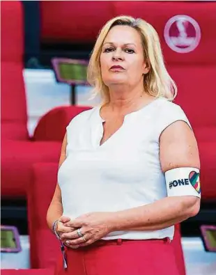  ?? Foto: dpa ?? Protest mit Armbinde: die deutsche Innenminis­terin Nancy Faeser beim Spiel Deutschlan­d gegen Japan.