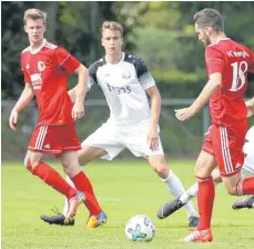  ?? FOTO: THOMAS WARNACK ?? Im WfV-Pokal war für die Verbandsli­gaspieler des FC Wangen (in Rot) schon in der ersten Runde Schluss: Der Landesligi­st FC Ostrach siegte 2:0.