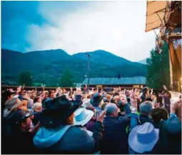  ?? FOTO: JOAKIM S. ENGER ?? IKKE I ÅR: Antall ølglass og cowboyhatt­er pleier å vaere stort under Countryfes­tivalen i Seljord. Slik blir det ikke i år.