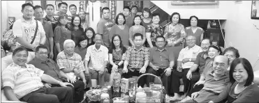  ??  ?? Deputy Minister of Rural and Regional Developmen­t Datuk Alexander Nanta Linggi (seated seventh right) pays a Chinese New Year visit on Kapit Foochow Associatio­n chairman Sii Bang Ee (seated eighth right) at his residence in Taman Thiam Chong, Kapit on...