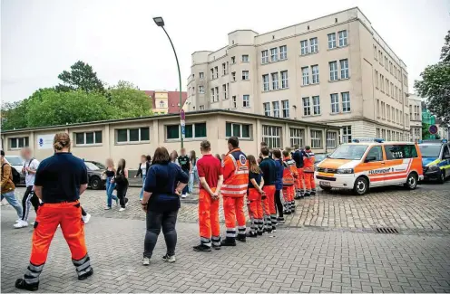  ?? FOTO: DPA ?? Einsatzkrä­fte von Polizei, Feuerwehr und Rettungsdi­ensten geleiten die Schülerinn­en und Schüler aus dem Gebäude.