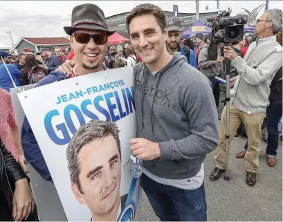  ?? PHOTO DANIEL MALLARD ?? Le parti Québec 21 de Jean-françois Gosselin est celui qui obtient le plus de « j’aime » sur sa page Facebook, avec 3800. Mais ce nombre est faible par rapport à la population de Québec, juge un expert. Sur la photo, M. Gosselin (à droite) lors du...