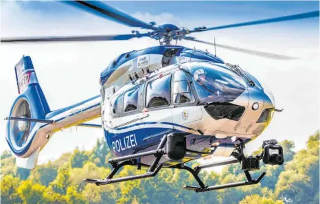  ?? FOTO: AIRBUS HELICOPTER­S / CHRISTIAN D. KELLER ?? Einer von sechs Hubschraub­ern der Polizeihub­schraubers­taffel Baden-Württember­g hat jeweils zwei mutmaßlich­e Einbrecher­paare in der Nacht von Dienstag auf Mittwoch in Aalen und Crailsheim gestellt. Zwölf Minuten brauchte die Maschine von Stuttgart bis nach Aalen.