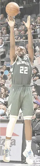  ?? JOE MURPHY/AGENCE FRANCE-PRESSE ?? KHRIS Middleton powers the Milwaukee Bucks with 28 points against the San Antonio Spurs.