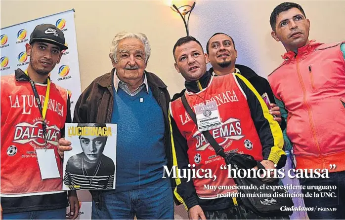  ?? (JAVIER FERREYRA) ?? Uno más. Mujica se mostró afable y campechano, y dedicó el “honoris causa” a su país y a “los que no pudieron ir a la universida­d”. También posó con los chicos de “La Luciérnaga”.