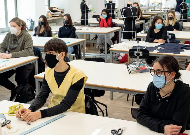  ??  ?? Distanziat­i e con le mascherine Alcuni studenti delle Canossiane di Trento in classe: da lunedì torneranno in aula tutti gli studenti delle prime superiori, poi toccherà alle quinte