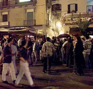  ??  ?? By night
Una veduta notturna di Salerno e in due foto d’archivio giovani che animano il centro storico cittadino