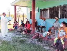  ?? FOTO: EL HERALDO ?? El personal de salud brinda charlas a la población para que acate las debidas medidas de biosegurid­ad para evitar el contagio del virus.