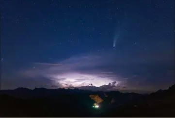  ?? (Photo DR / Anthony Turpaud) ?? « Photo prise depuis le col de la Lombarde,  h  après le coucher du soleil. On aperçoit Santa Anna di Vinadio (en Italie dans le fond du vallon) et un orage avec ses éclairs, et la comète uniquement visible le soir maintenant. »