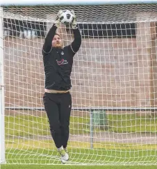  ?? Picture: Kevin Farmer ?? GOOD HANDS: Willowburn keeper Matthew Eilers makes a save in the grand final.