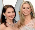  ??  ?? Ashley Judd and Mira Sorvino