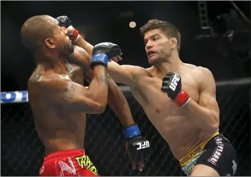  ?? PATRICK TEHAN — STAFF ARCHIVES ?? Josh Thomson, right, of San Jose lands a punch on Bobby Green during a UFC on Fox 12lightwei­ght bout at SAP Center in San Jose in 2014. Thomson lost on a split decision. Now retired, he looks at young fighters who live for the moment.