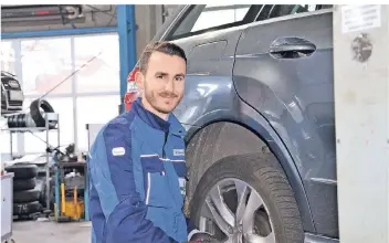  ?? FOTO. STEPHANIE WICKERATH ?? Besim Elezaj musste viele Hürden überwinden, bis er in Deutschlan­d arbeiten durfte. Bei Automeiste­r Kohnen absolviert er jetzt mit viel Eifer eine Ausbildung zum Kfz-Mechatroni­ker.