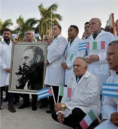 ?? Foto: AFP ?? „Medizin-brigade“in Havanna. In insgesamt 31 Staaten sind derzeit laut Regierung kubanische Mediziner in Sachen Corona-bekämpfung unterwegs.