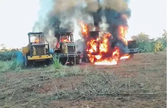  ??  ?? Los integrante­s del grupo armado incendiaro­n las cuatro máquinas agrícolas que estaban en la estancia “Yukery” de Yby Yaú, luego de tomar de rehenes a los operarios y a unos alambrador­es.