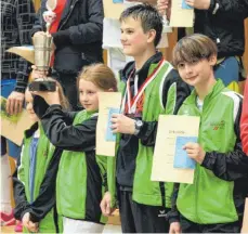  ?? FOTO: WILHELM NEUMEISTER ?? Stolz nehmen sie den Montfort-Wanderpoka­l für die TG Biberach entgegen (v. l.): Kati Luippold, Swantje Borta, David Schneider und Theo Fuchs.