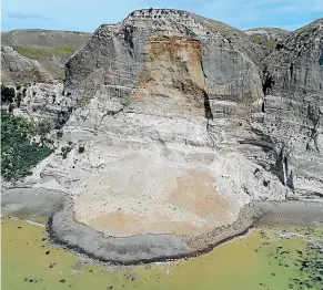  ?? REGINE MORGENSTER­N/GNS ?? This landslide in January 2019 at Cape Kidnappers in Hawke’s Bay injured two tourists.