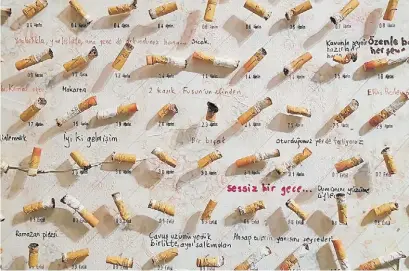  ??  ?? Una pared tapizada con 4213 colillas de cigarrillo­s, catalogada­s bajo el año en que fueron fumados por Füsun.