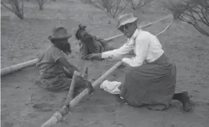  ?? ?? Daisy Bates, one of anthropolo­gy’s founding mothers, in Ooldea, Australia, 1932
