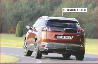  ??  ?? Ook op de grenzen van zijn kunnen vertoont de Peugeot een uitermate braaf weggedrag. HET FRAAISTE INTERIEUR