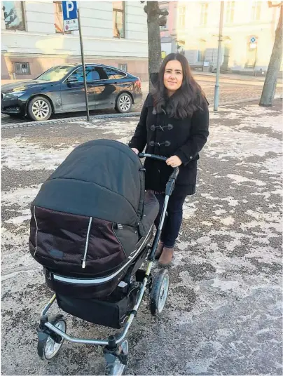  ?? FOTO: PRIVAT. ?? VIL TILBAKE: Marjan Farahmand koser seg som nybakt mor, men ønsker seg tilbake til jobb og politikk. Da må Magnus i vogna få barnehagep­lass.