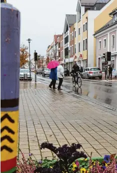  ?? Fotos: Carsten, Weizenegge­r, Schmid ?? Bei dem derzeitige­n Herbstwett­er kaum vorstellba­r: Die Hauptstraß­e in Illertisse­n könnte im Sommer zur Flaniermei­le werden.