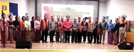  ??  ?? Mawan (10th right) and Belayong (ninth right) pose with branch executives and event organisers during the dinner.