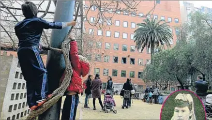  ?? ÀLEX GARCIA ?? La autora del libro tiene especial predilecci­ón por este espacio, reservado a la primera mujer universita­ria de España, Elena Maseras