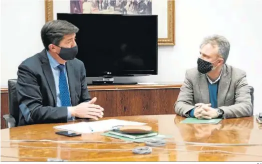  ?? M. G. ?? El vicepresid­ente Juan Marín, ayer con José Fiscal, portavoz del grupo socialista, en el Parlamento.