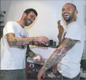  ??  ?? Bob le Blobb tatouant le champion de streetstep­per varois Denis Llorens.