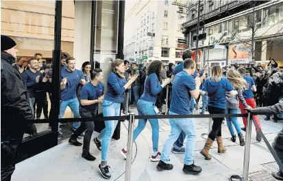  ??  ?? Am 24. Februar eröffnete der Apple Store in der Wiener Kärntner Straße. Der sektenhaft­e Jubelauftr­itt der Mitarbeite­rinnen und Mitarbeite­r sorgte bei vielen Beobachter­n für Irritation­en.