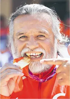  ?? FOTO: IND/AGENCIAUNO ?? Manuel Sánchez muerde, orgulloso, su medalla de oro obtenida en los Juegos Odesur.