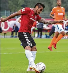  ?? Foto: Roland Geier ?? Über seine Zukunft wird weiter spekuliert: Dario Lezcano, hier im Testspiel gegen den Karlsruher SC, darf den FC Ingolstadt verlassen.