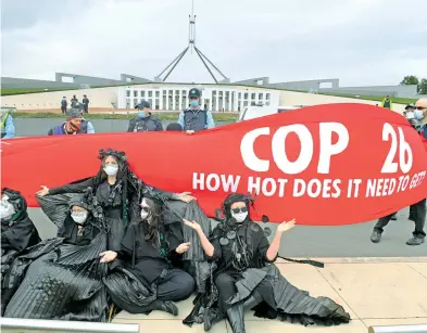  ?? EFE ?? Protesta de
Extinction Rebellion afuera del parlamento australian­o, en Canberra