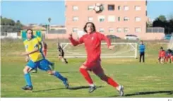  ?? F.L. ?? El recreativi­sta Carlos Cabeza, autor del gol, lucha por un balón aéreo.