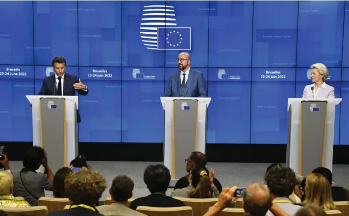  ?? ?? ► Emmanuel Macron, Charles Michel y Ursula von der Leyen durante una conferenci­a de prensa en la cumbre de la UE, en Bruselas.