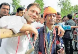  ?? PTI ?? Congress vicepresid­ent Rahul Gandhi interacts with a snake charmer during his road show in Gujarat’s Patan district on Monday.