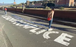  ??  ?? A sinistra le foto al consolato tedesco in Corso Tintori Sopra la scritta «il silenzio è complice» davanti alla sede del «Corriere Fiorentino»