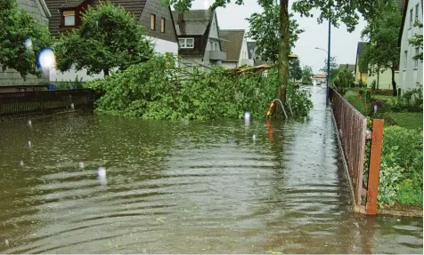  ?? Archivfoto: Alfred Winkler ?? Ein Unwetter hat unter anderem im Juni 2003 in Oettingen zu Überflutun­gen im Steinerbac­hviertel geführt. Die Anlieger befürchten, dass ihnen dieses Szenario weiterhin be vorstehen kann. Es sei nur eine Frage der Zeit bis zum nächsten Hochwasser, sagen...